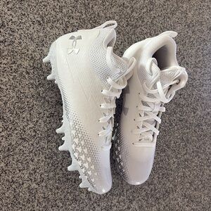 White & Silver Under Armour football cleats #football #cleats
NWOT- Never worn